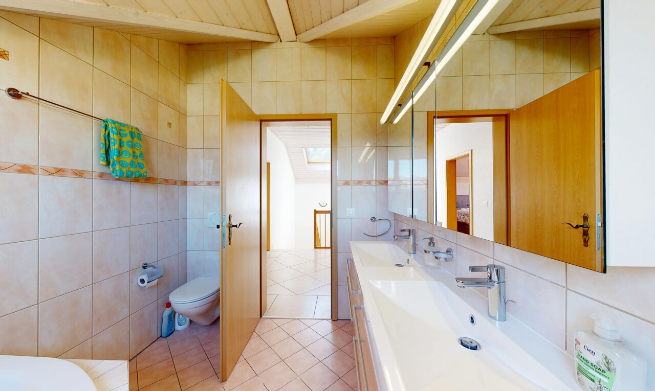 salle de bains avec tile wall, mur en carrelage, double vasque, salle de bain complète, et évier