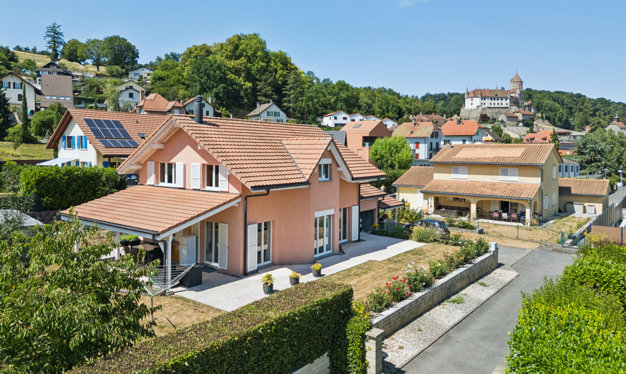 façade avec toit en tuiles, vue résidentielle, residential view, neighborhood view, et drone view