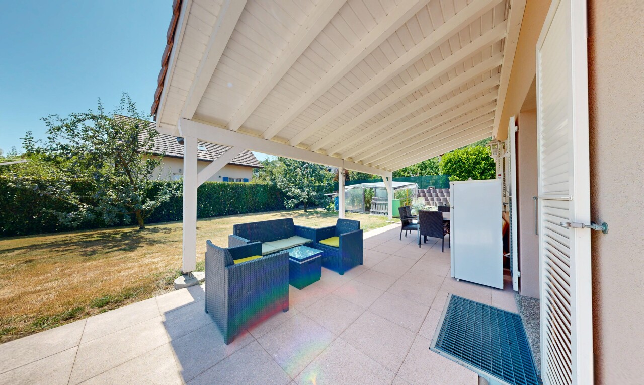 terrasse avec espace de vie extérieur, terrasse, clôture, coin repas extérieur, et day time