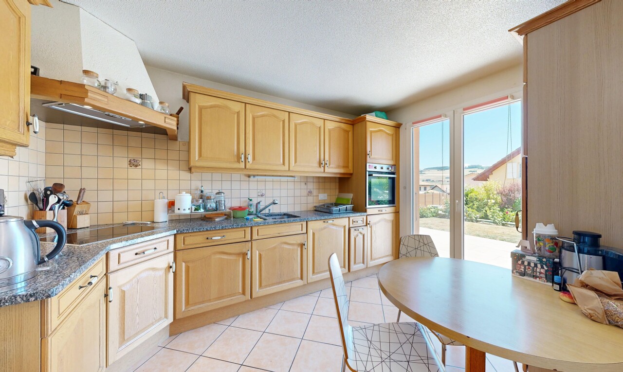 cuisine avec arched cabinets, armoires en arc, backsplash, dosseret, et light brown cabinets