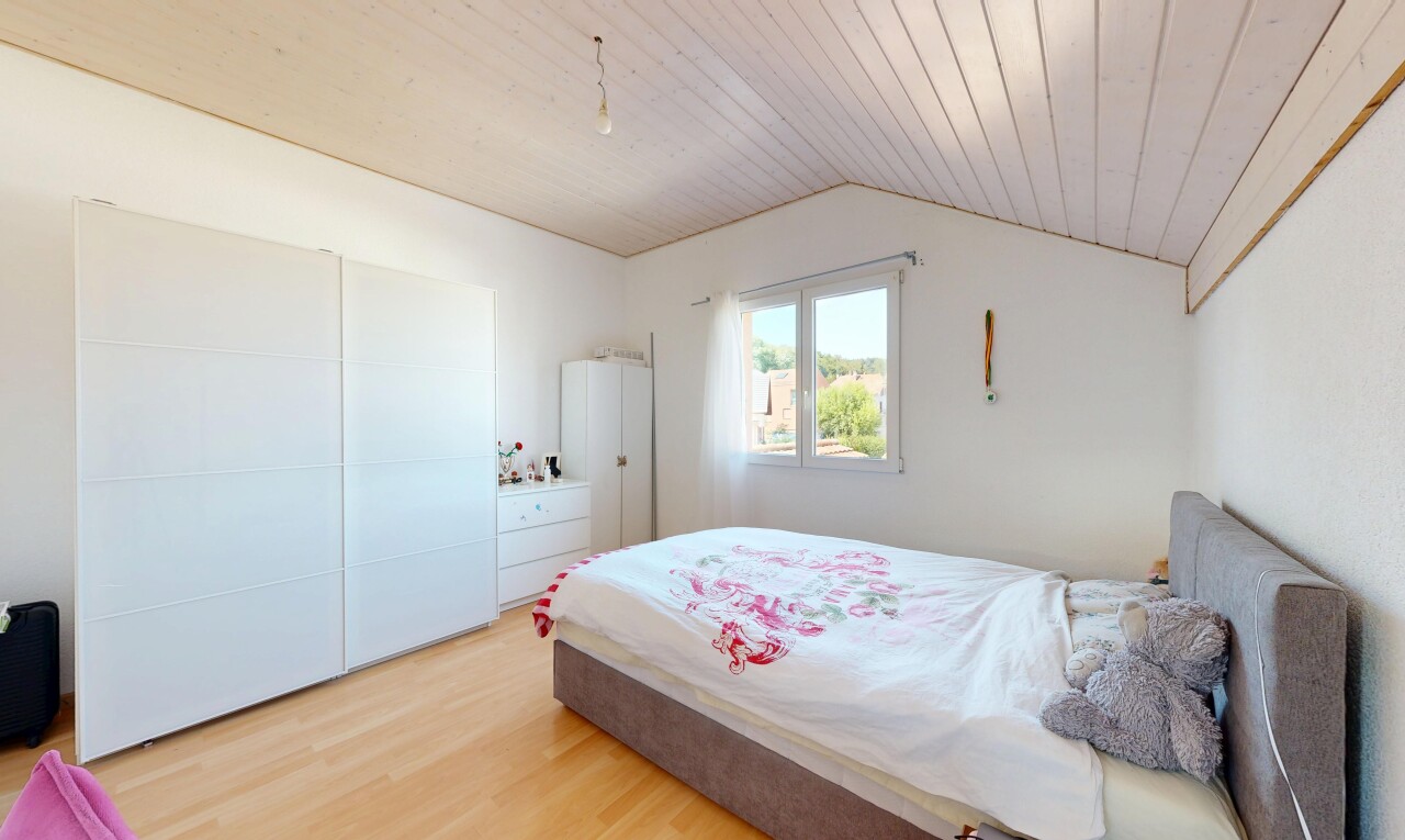 chambre avec vaulted ceiling, plafond voûté, lumière naturelle, drywall, et cloison sèche