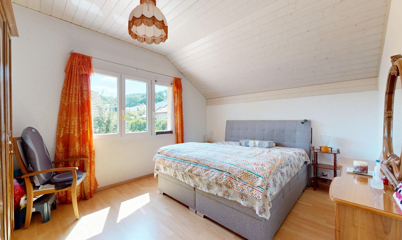 chambre avec vaulted ceiling, plafond voûté, drywall, cloison sèche, et low ceiling