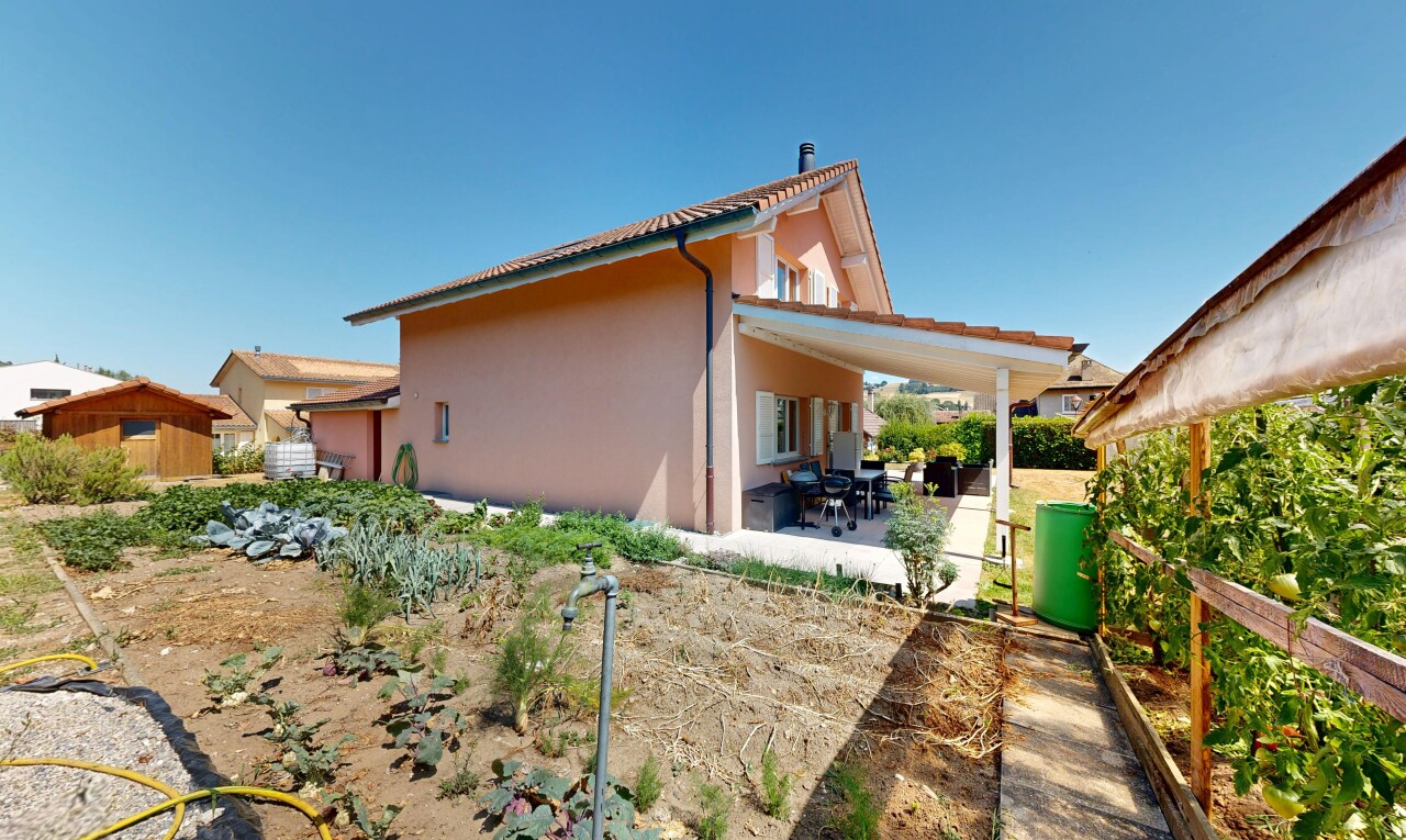 façade avec terrasse, bardage en stuc, property visible, toit en tuiles, et day time