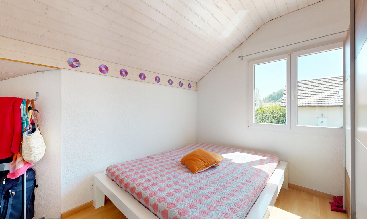 chambre avec vaulted ceiling, plafond voûté, low ceiling, plafond bas, et inside property