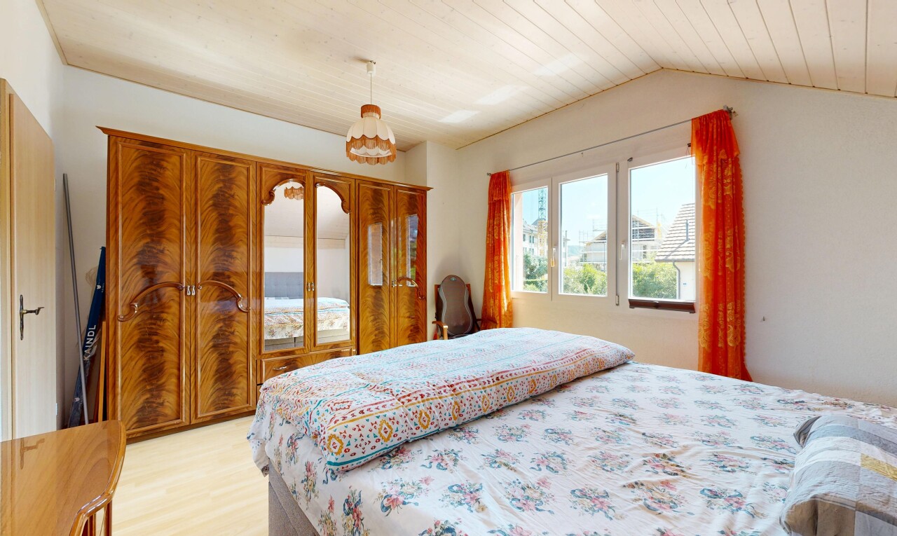 chambre avec drywall, cloison sèche, light floor, éclairage suspendu, et vaulted ceiling