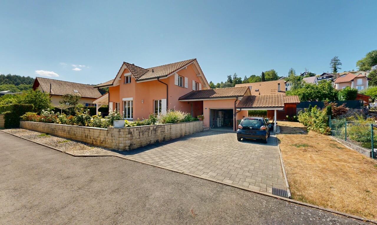 façade avec allée, toit en tuiles, garage attaché, day time, et property visible