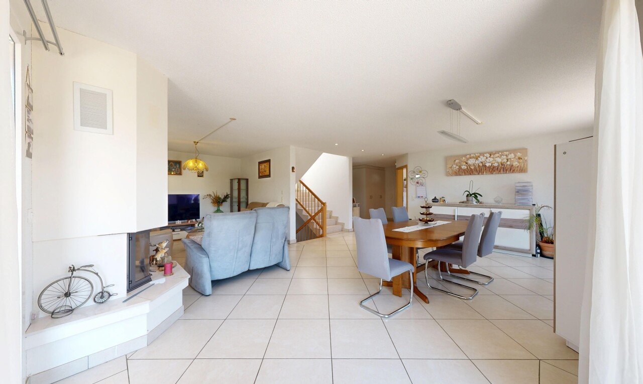 salon / salle à manger avec escaliers, drywall, cloison sèche, tile floor, et sol en carrelage