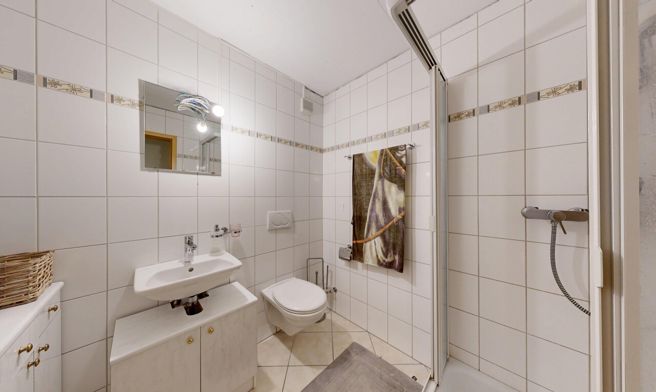 salle de bains avec tile wall, mur en carrelage, miroir, salle de bain complète, et douche