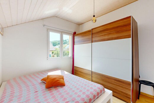 chambre avec drywall, cloison sèche, vaulted ceiling, plafond voûté, et lumière naturelle