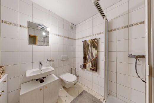 salle de bains avec tile wall, mur en carrelage, miroir, salle de bain complète, et douche