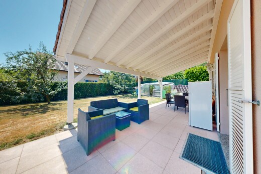 terrasse avec espace de vie extérieur, terrasse, clôture, coin repas extérieur, et day time