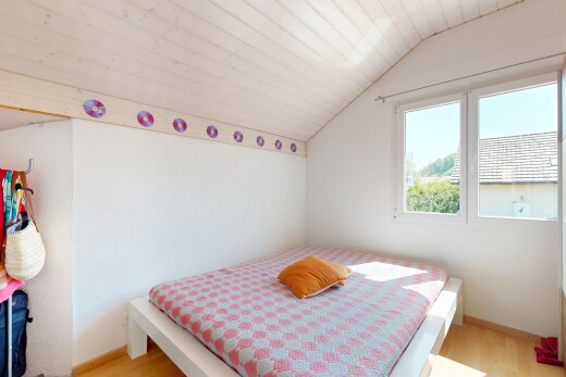 chambre avec vaulted ceiling, plafond voûté, low ceiling, plafond bas, et inside property