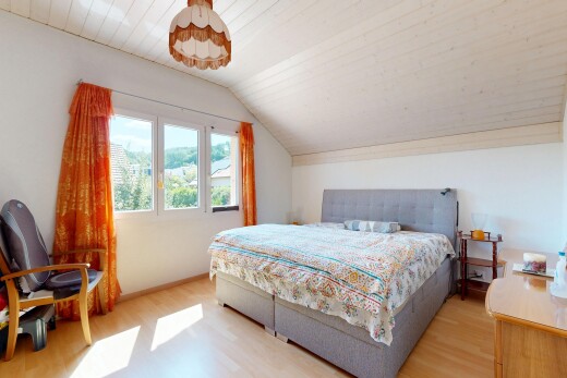 chambre avec vaulted ceiling, plafond voûté, drywall, cloison sèche, et low ceiling