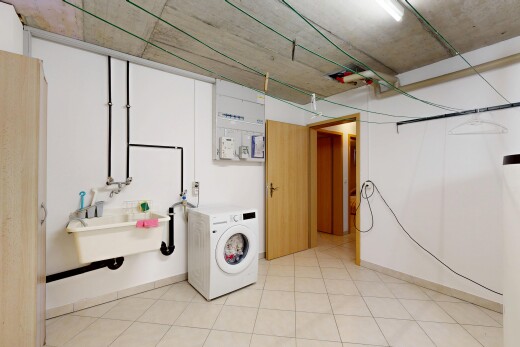 buanderie avec lave-linge et sèche-linge, évier, concrete ceiling, plafond en béton, et inside property