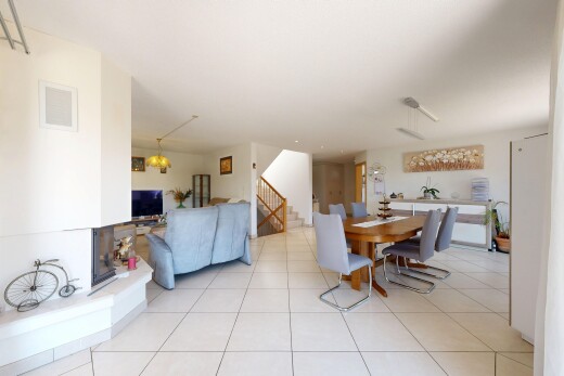salon / salle à manger avec escaliers, drywall, cloison sèche, tile floor, et sol en carrelage