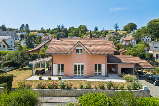 außenansicht mit drone view, ziegeldach, property visible, stuckverkleidung, und wohngebietblick