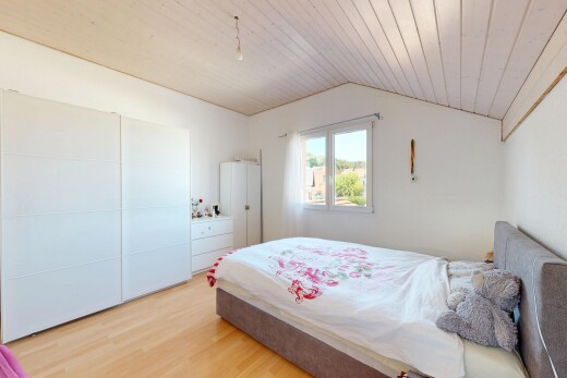 chambre avec vaulted ceiling, plafond voûté, lumière naturelle, drywall, et cloison sèche