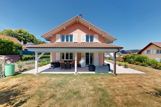 außenansicht mit rasen, terrasse, property visible, day time, und from property