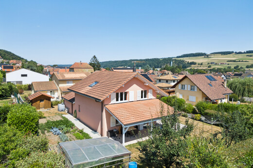 façade avec toit en tuiles, neighborhood view, residential view, vue résidentielle, et drone view