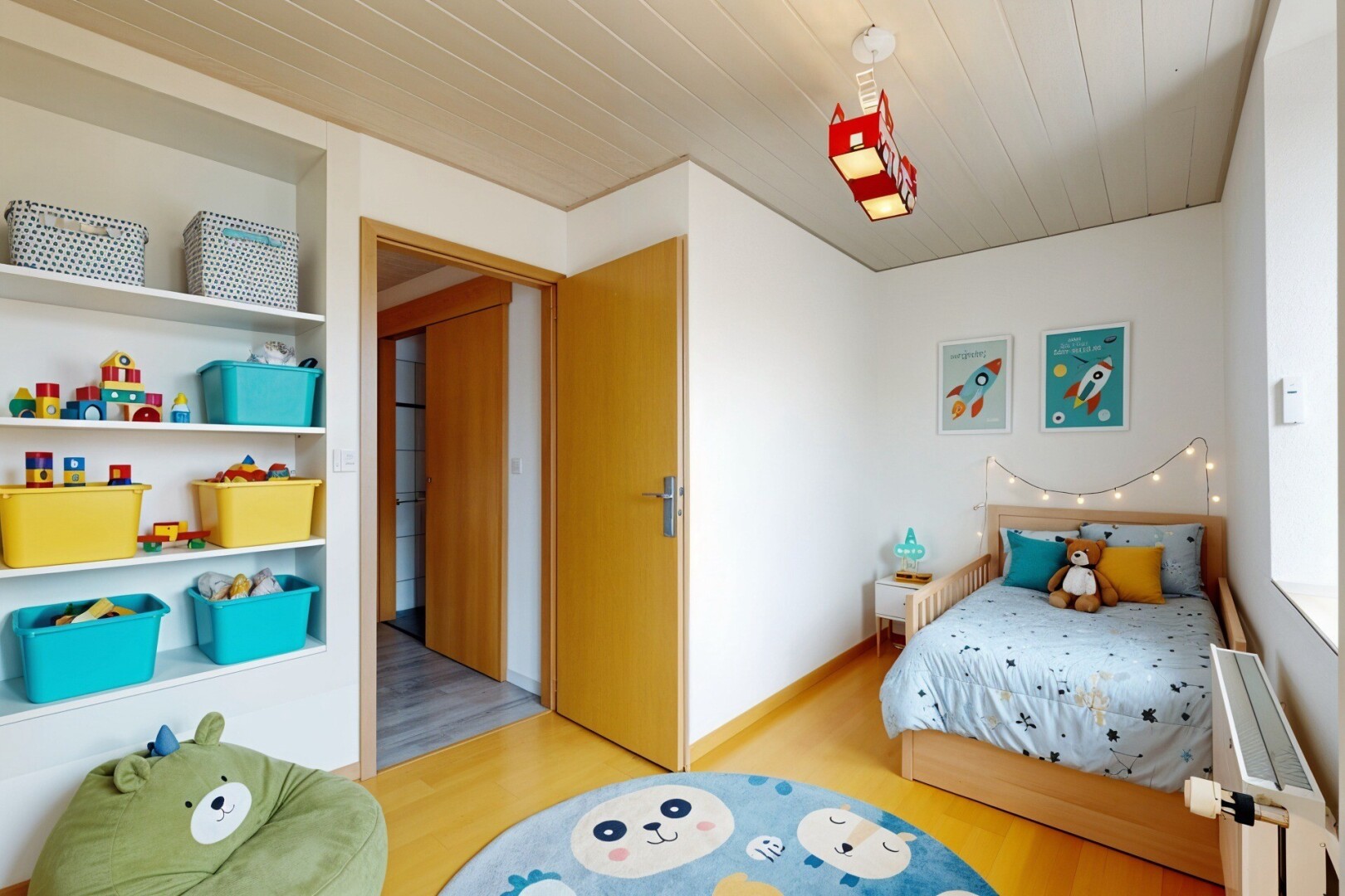 zimmer / schlafzimmer mit kühler, wood finish floor, holzfußboden, inside property, und drywall