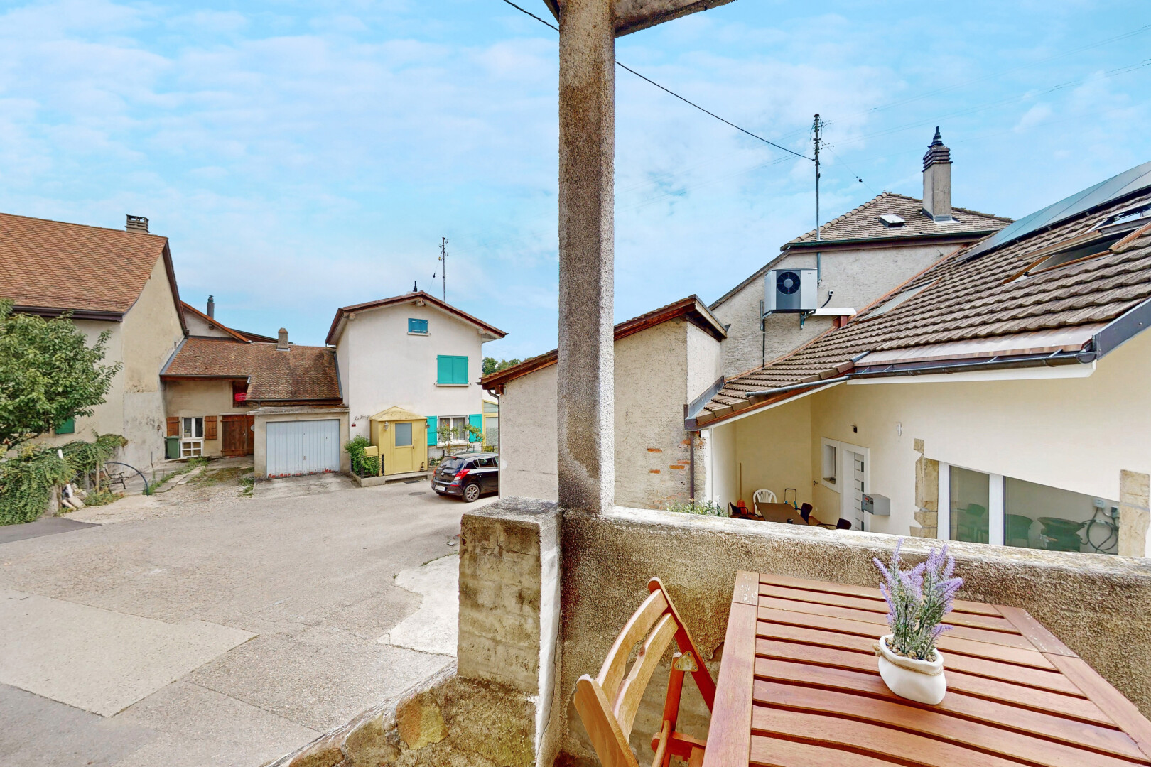 außenansicht mit day time, stuckverkleidung, balkon, residential view, und wohngebietblick