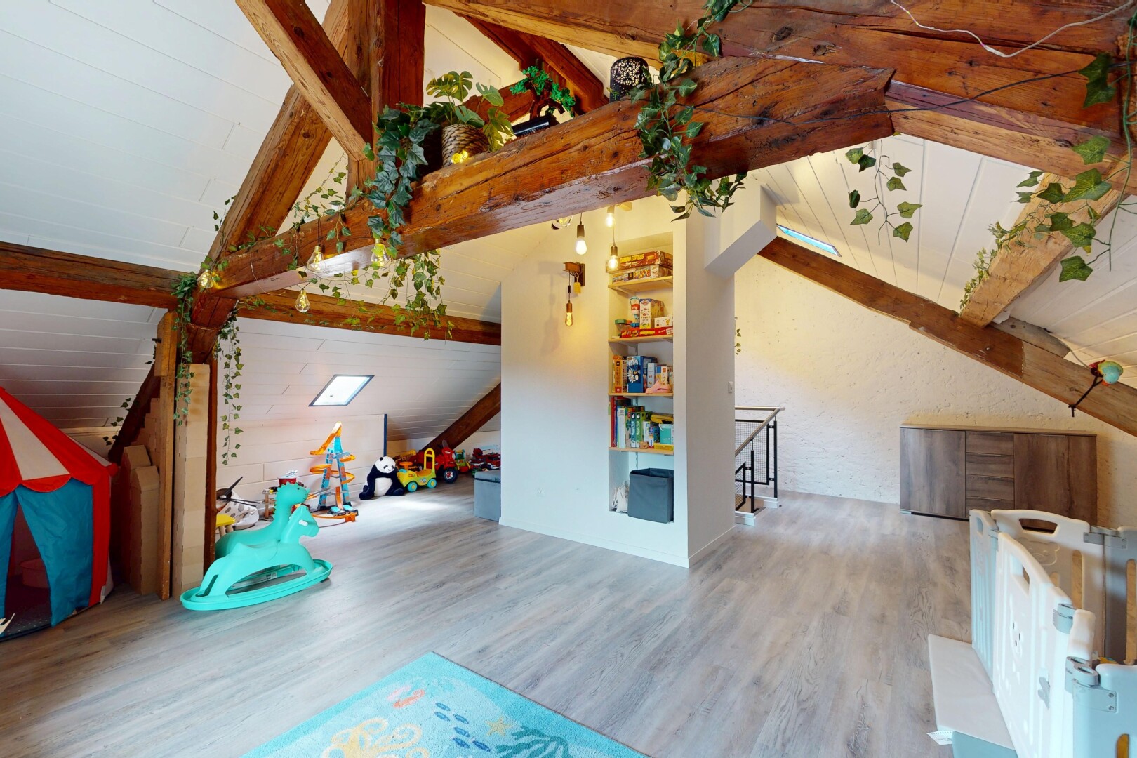 wohnzimmer mit vaulted ceiling, dachschräge, inside property, wood finish floor, und holzfußboden