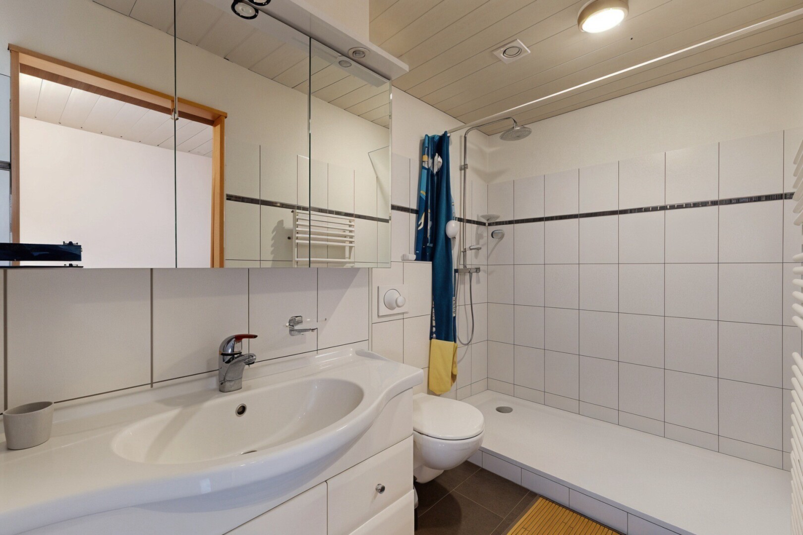 bad mit toilette, inside property, tile shower, dusche, und spiegel