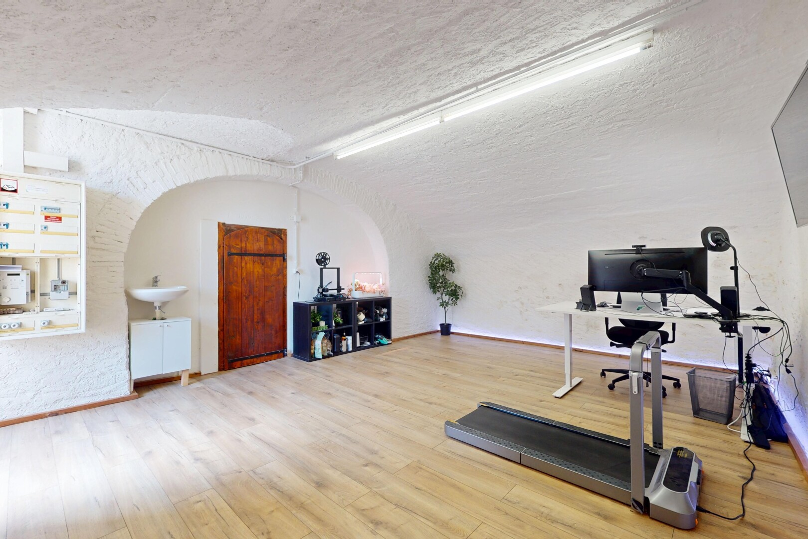 fitnessstudio mit vaulted ceiling, dachschräge, textured wall, strukturierte wand, und textured ceiling