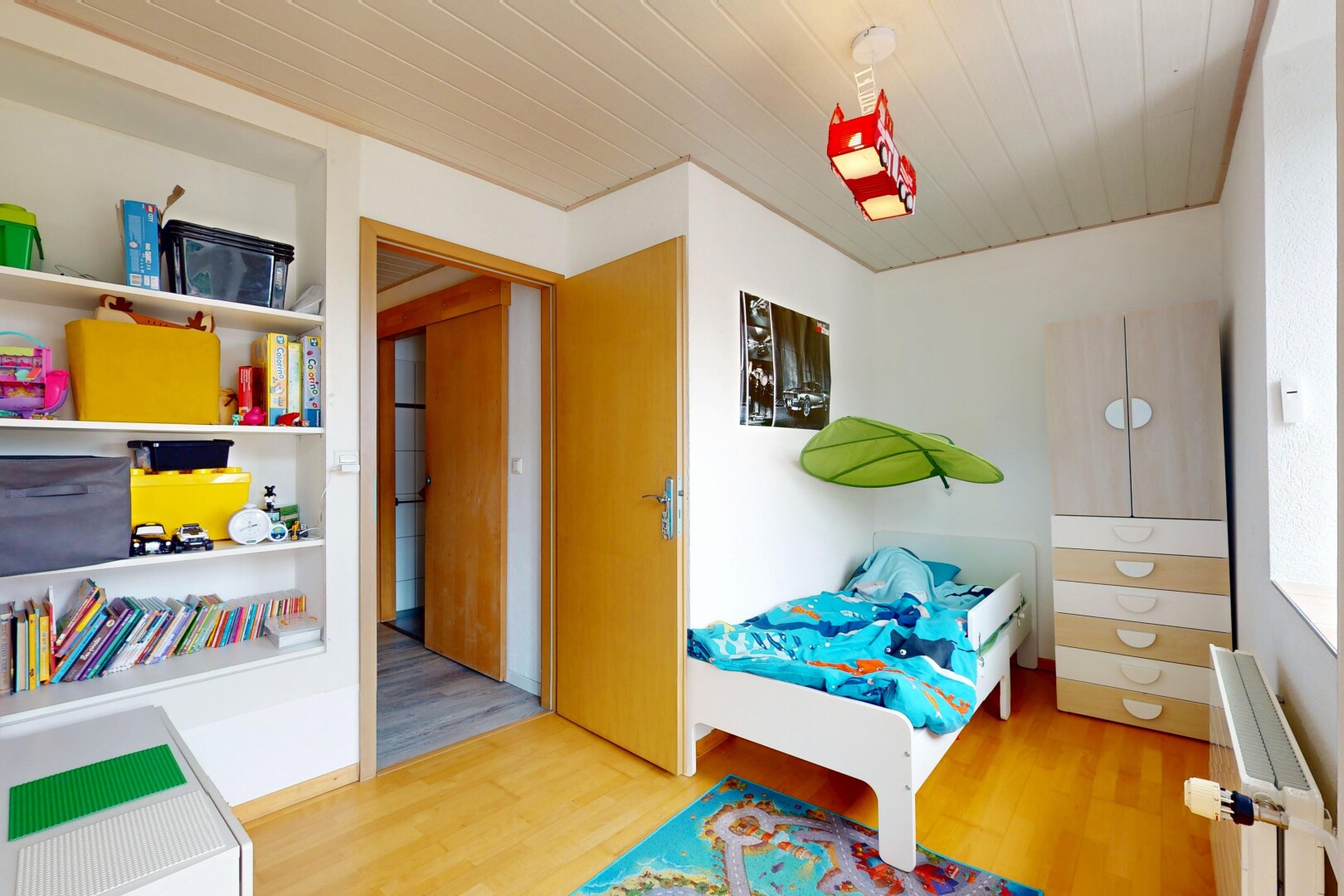 zimmer / schlafzimmer mit kühler, wood finish floor, holzfußboden, inside property, und drywall