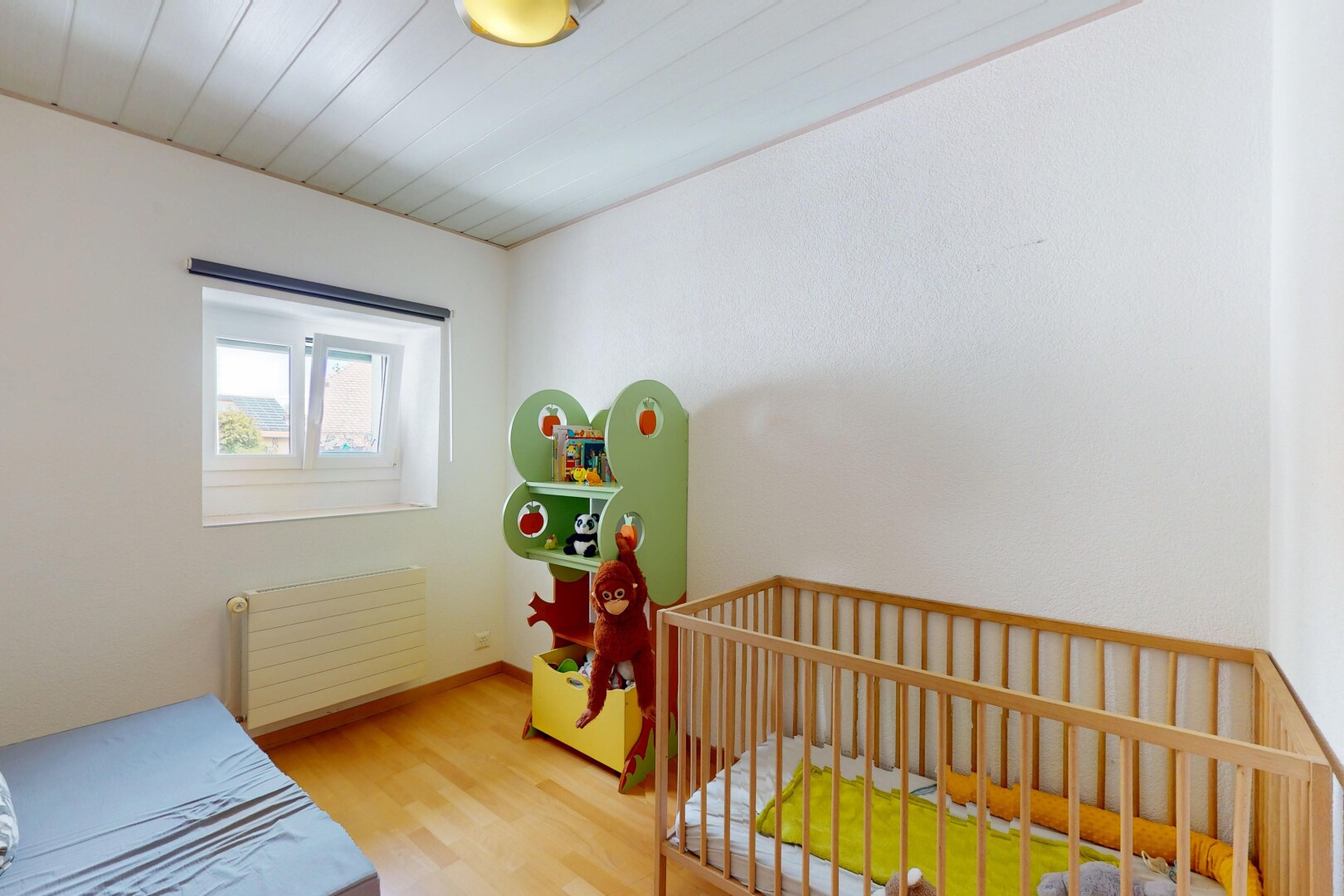 zimmer / schlafzimmer mit natural light, natürliches licht, wood finish floor, holzfußboden, und kühler