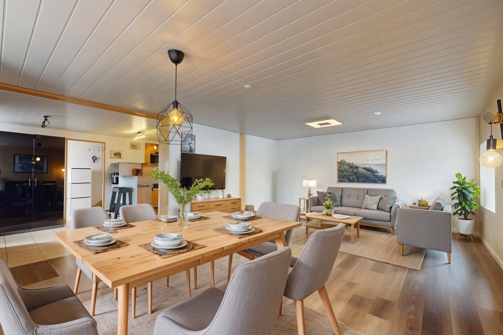 wohn- / esszimmer mit inside property, wood finish floor, holzfußboden, fernseher, und drywall