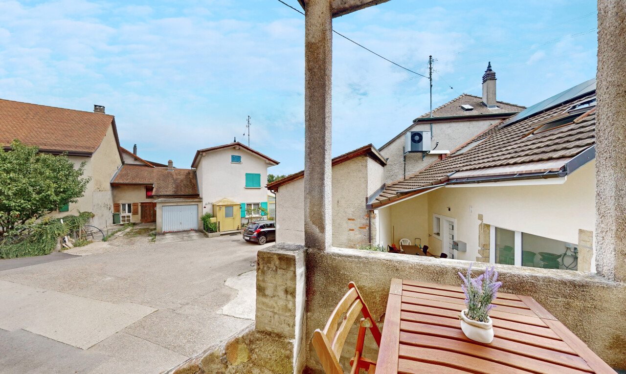 außenansicht mit day time, stuckverkleidung, balkon, residential view, und wohngebietblick
