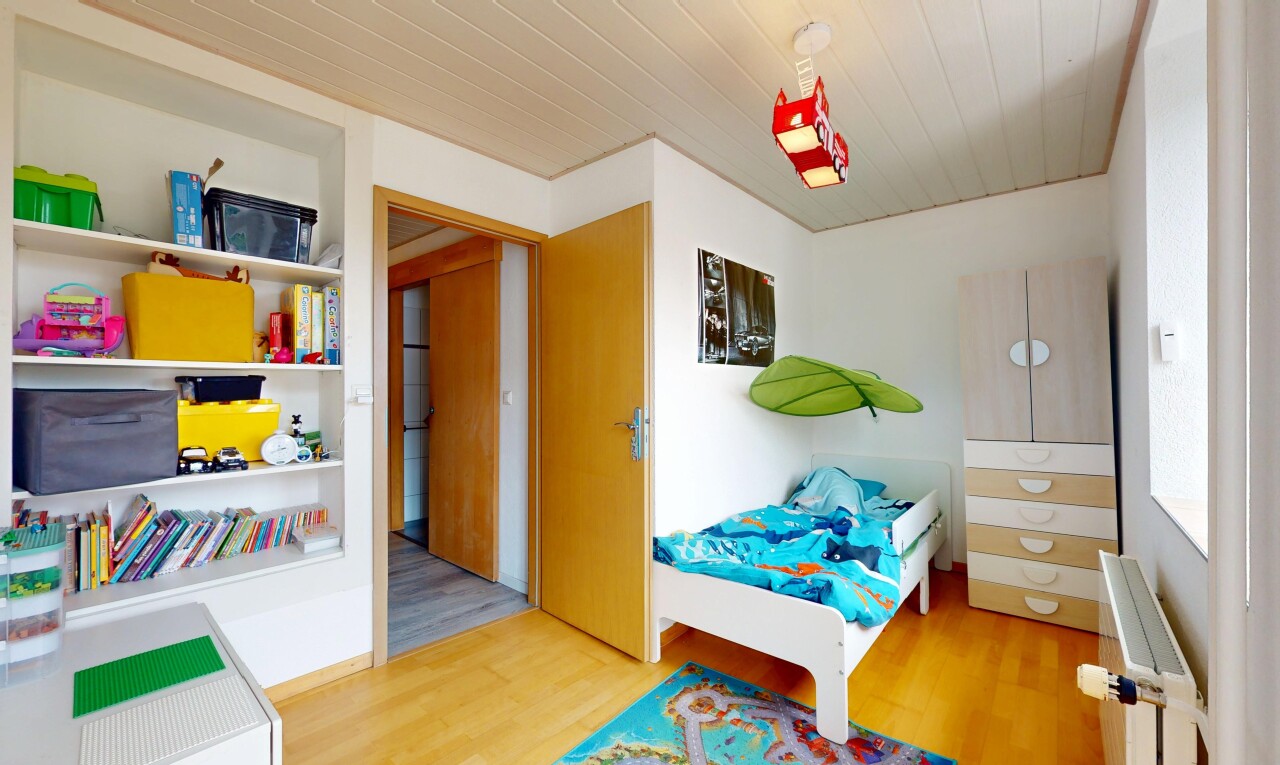 zimmer / schlafzimmer mit kühler, wood finish floor, holzfußboden, inside property, und drywall