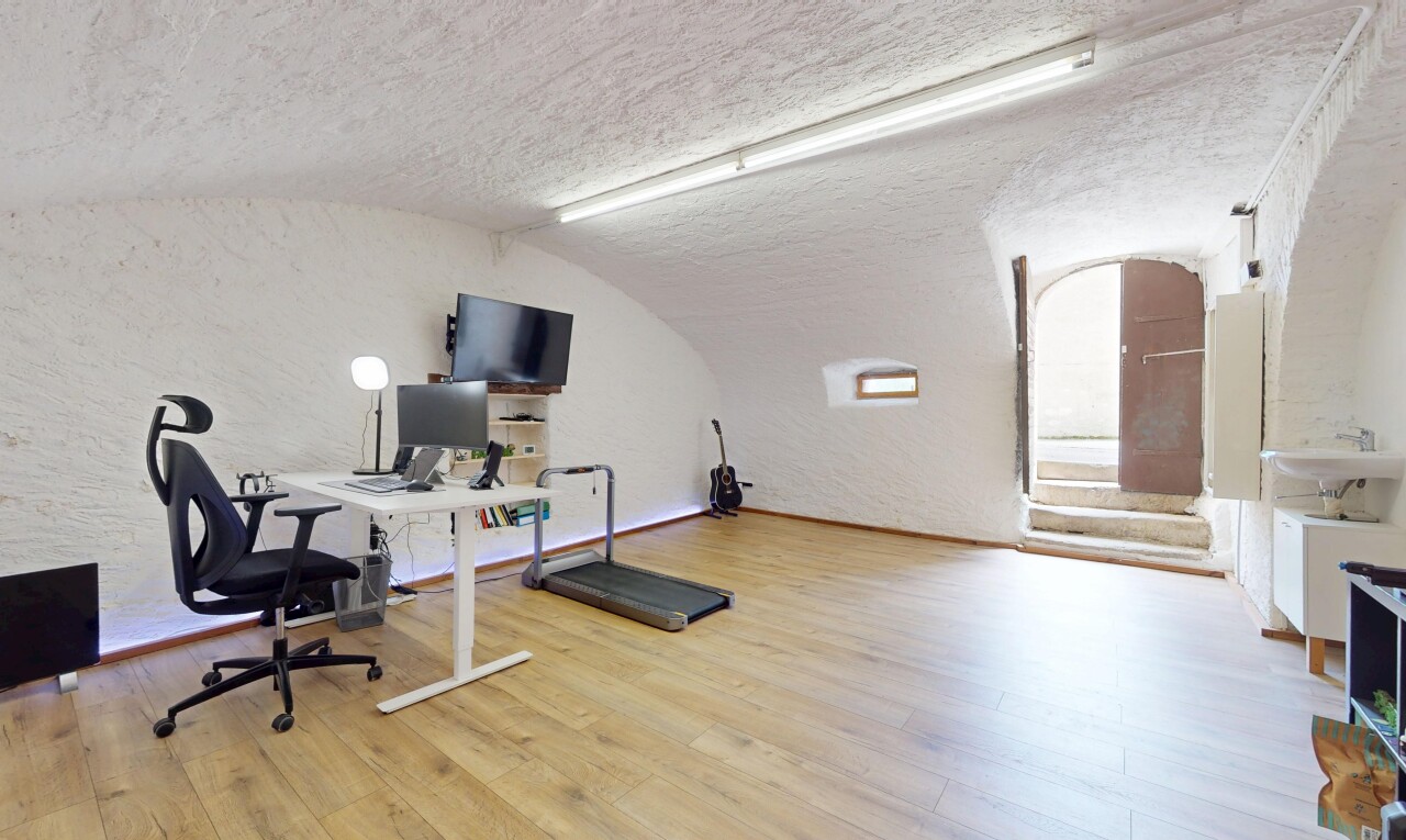 büro mit textured wall, strukturierte wand, vaulted ceiling, dachschräge, und inside community