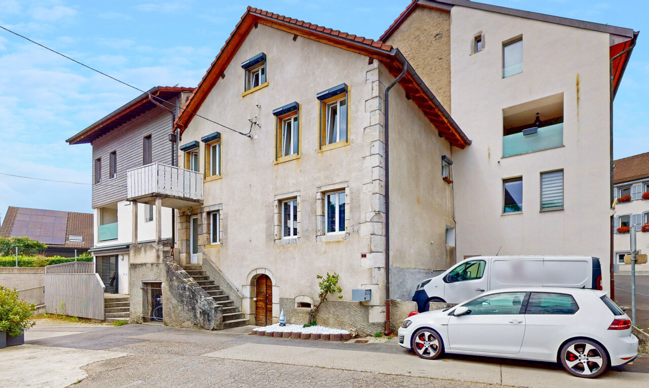 außenansicht mit property visible, day time, stuckverkleidung, balkon, und parkplatz