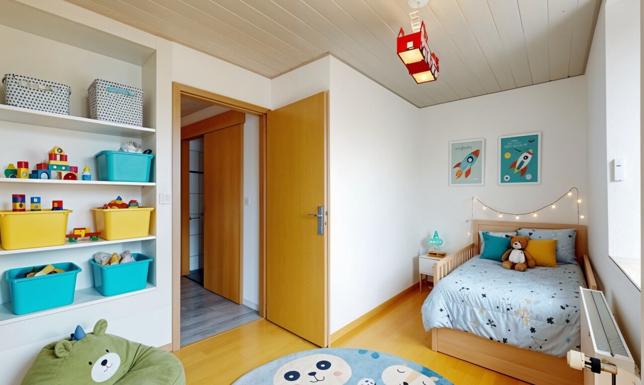 zimmer / schlafzimmer mit kühler, wood finish floor, holzfußboden, inside property, und drywall
