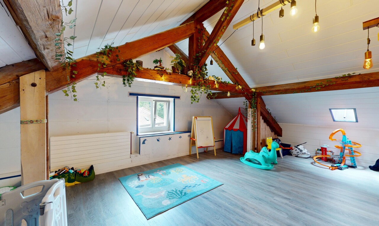 fitnessstudio mit vaulted ceiling, dachschräge, natural light, natürliches licht, und wood finish floor
