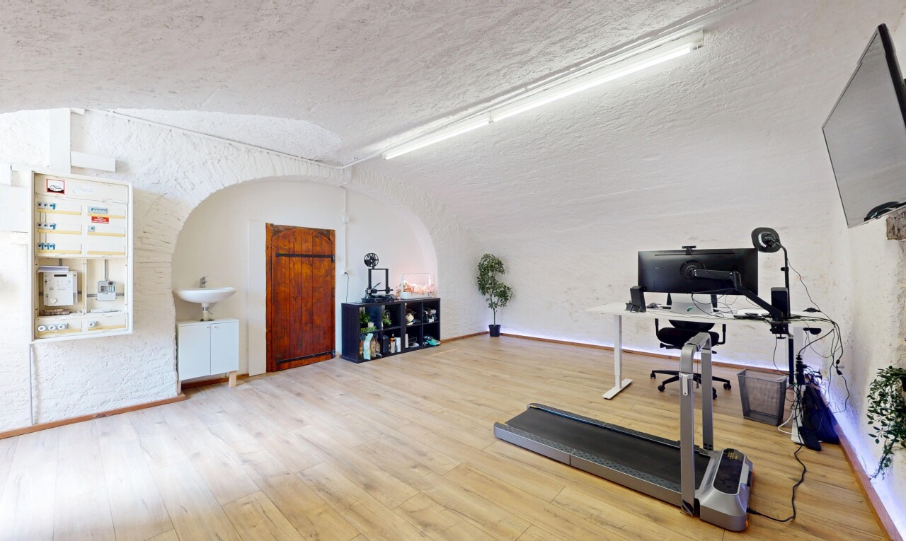 fitnessstudio mit vaulted ceiling, dachschräge, textured wall, strukturierte wand, und textured ceiling