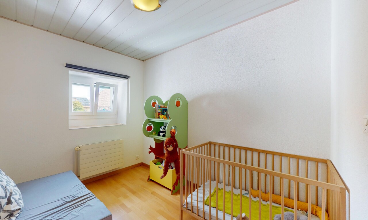 zimmer / schlafzimmer mit natural light, natürliches licht, wood finish floor, holzfußboden, und kühler
