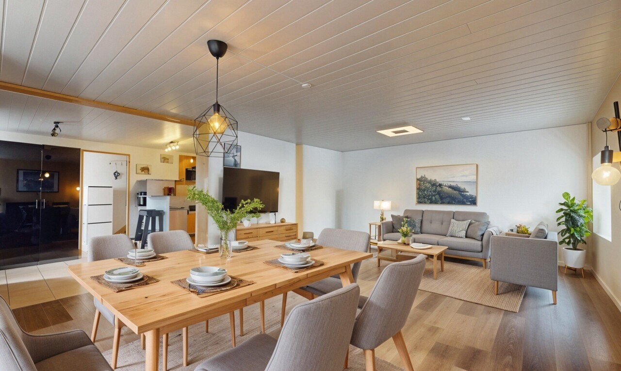 wohn- / esszimmer mit inside property, wood finish floor, holzfußboden, fernseher, und drywall