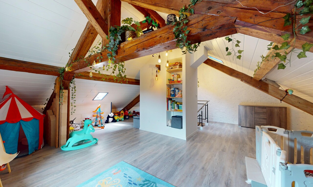 wohnzimmer mit vaulted ceiling, dachschräge, inside property, wood finish floor, und holzfußboden