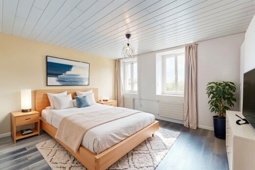 chambre avec natural light, lumière naturelle, drywall, cloison sèche, et inside property