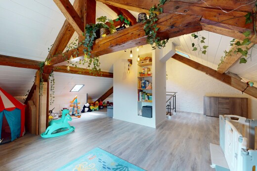 salon avec vaulted ceiling, plafond voûté, inside property, wood finish floor, et sol en finition bois