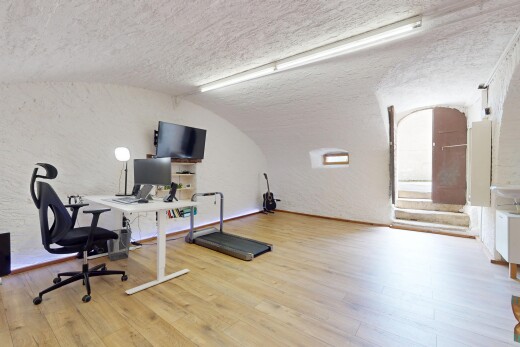 bureau avec textured wall, mur texturé, vaulted ceiling, plafond voûté, et inside community