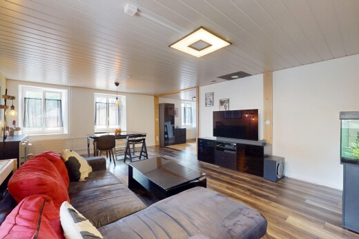 salon / salle à manger avec natural light, lumière naturelle, inside property, télévision, et wood finish floor