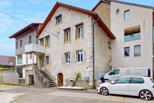 façade avec property visible, day time, bardage en stuc, balcon, et aire de stationnement