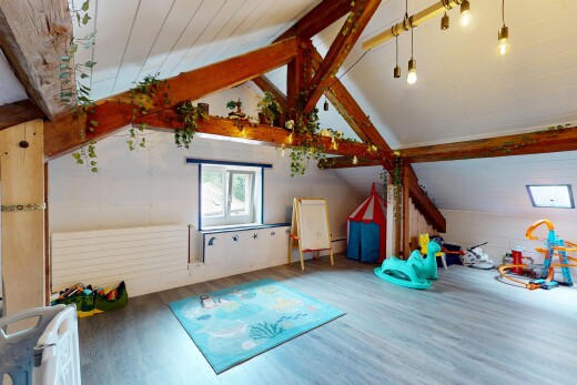 fitnessstudio mit vaulted ceiling, dachschräge, natural light, natürliches licht, und wood finish floor