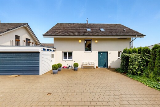 außenansicht mit property visible, day time, stuckverkleidung, auffahrt, und garage angeschlossen