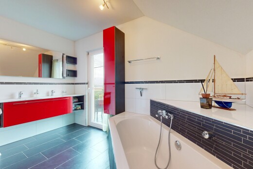 bad mit komplettes badezimmer, natural light, natürliches licht, inside property, und bad