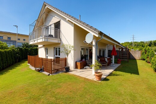 außenansicht mit balkon, terrasse, zaun, day time, und property visible